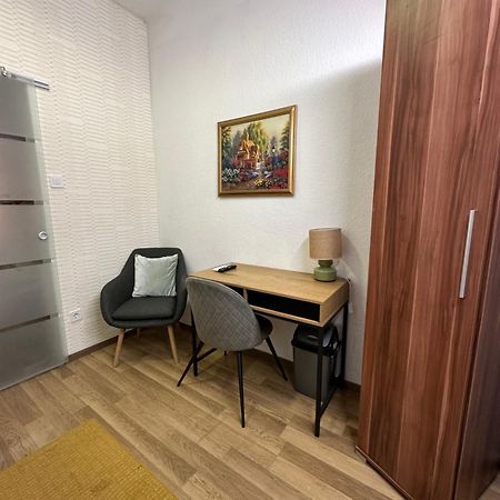 Airport17 B&B Vecses Bagian luar foto