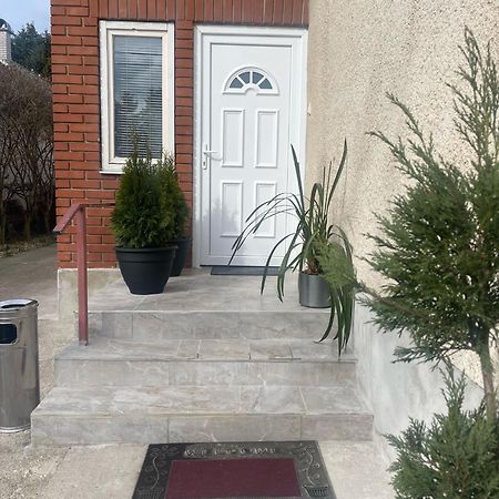 Airport17 B&B Vecses Bagian luar foto