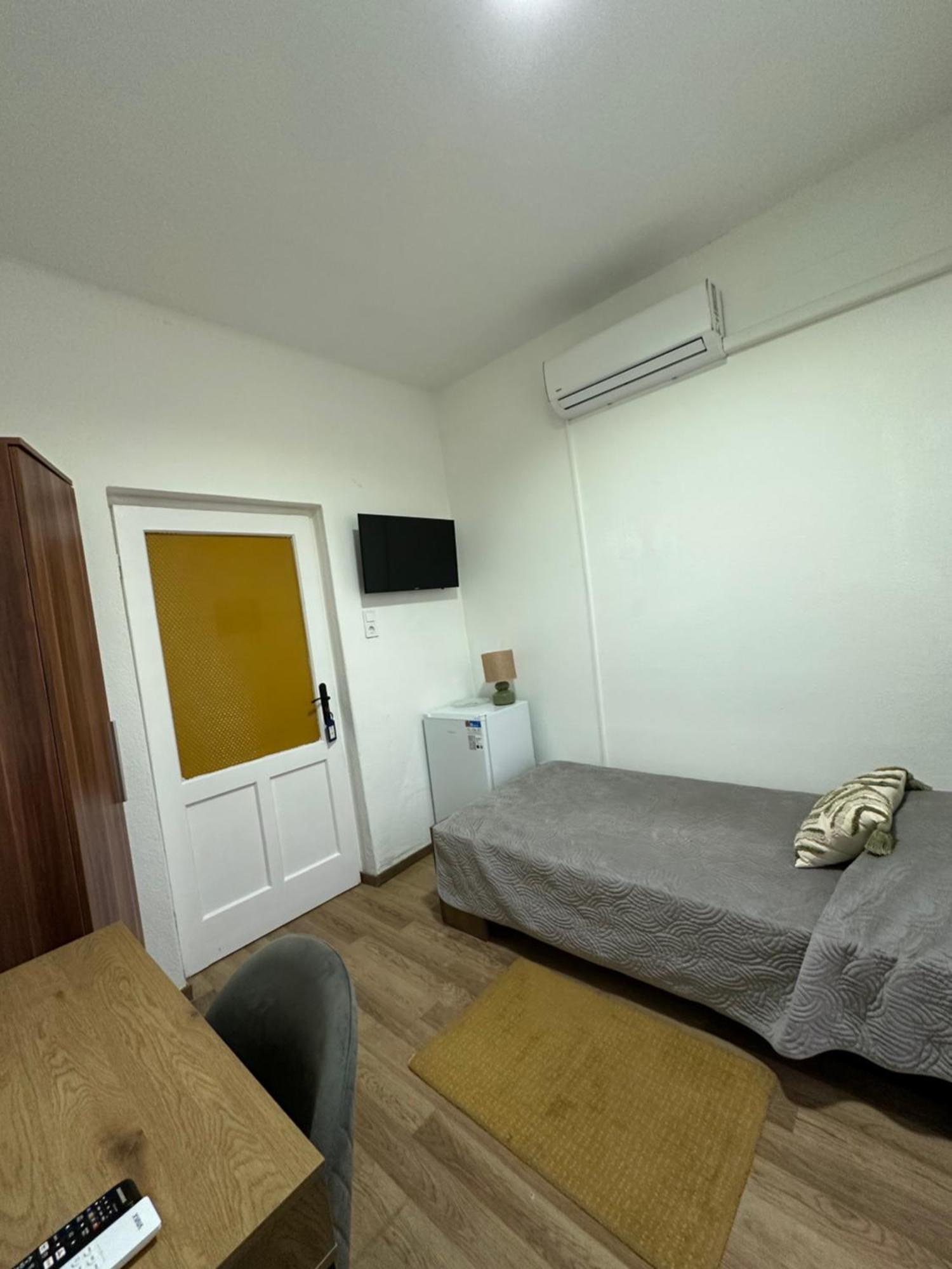 Airport17 B&B Vecses Bagian luar foto