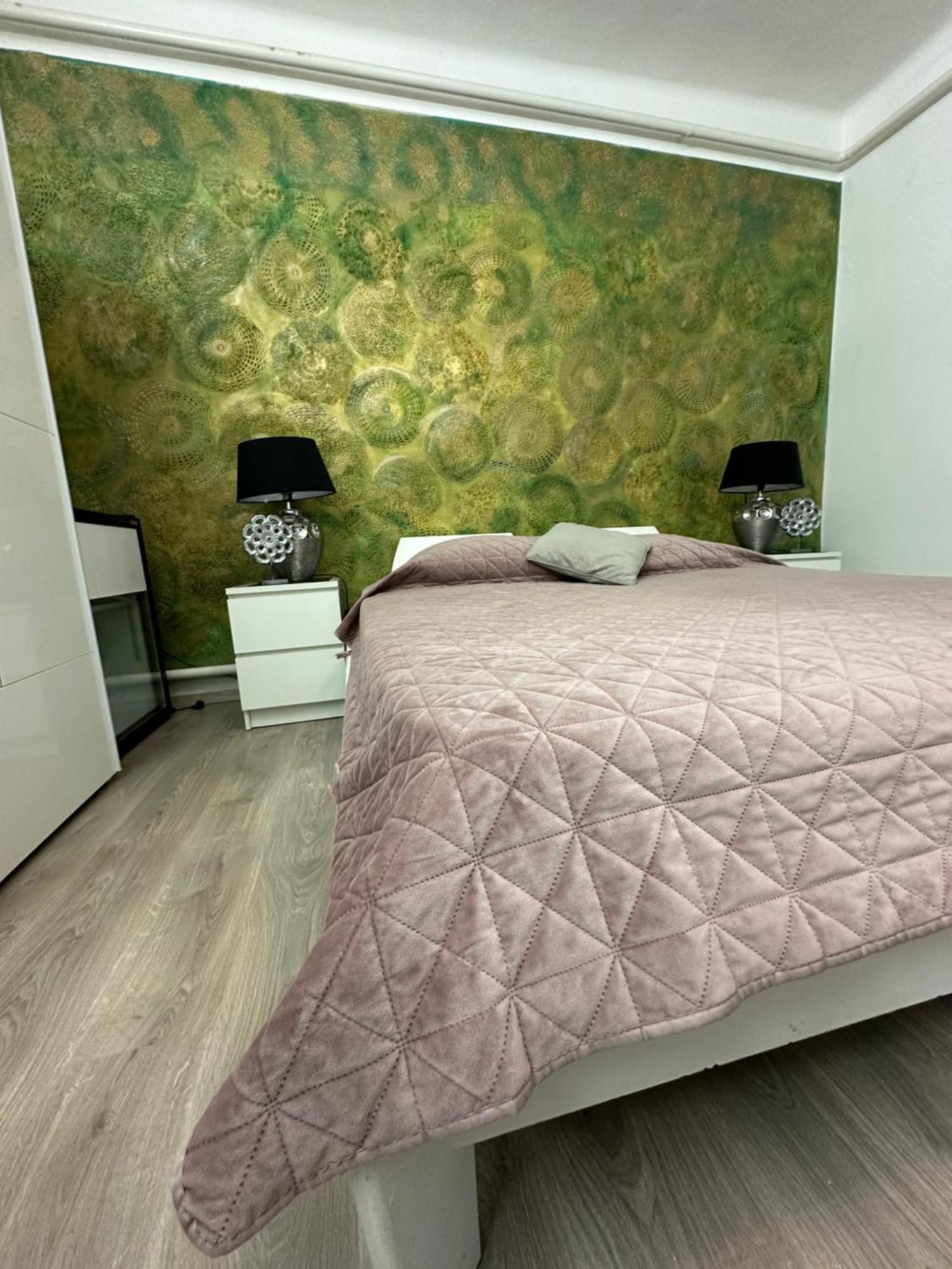 Airport17 B&B Vecses Bagian luar foto