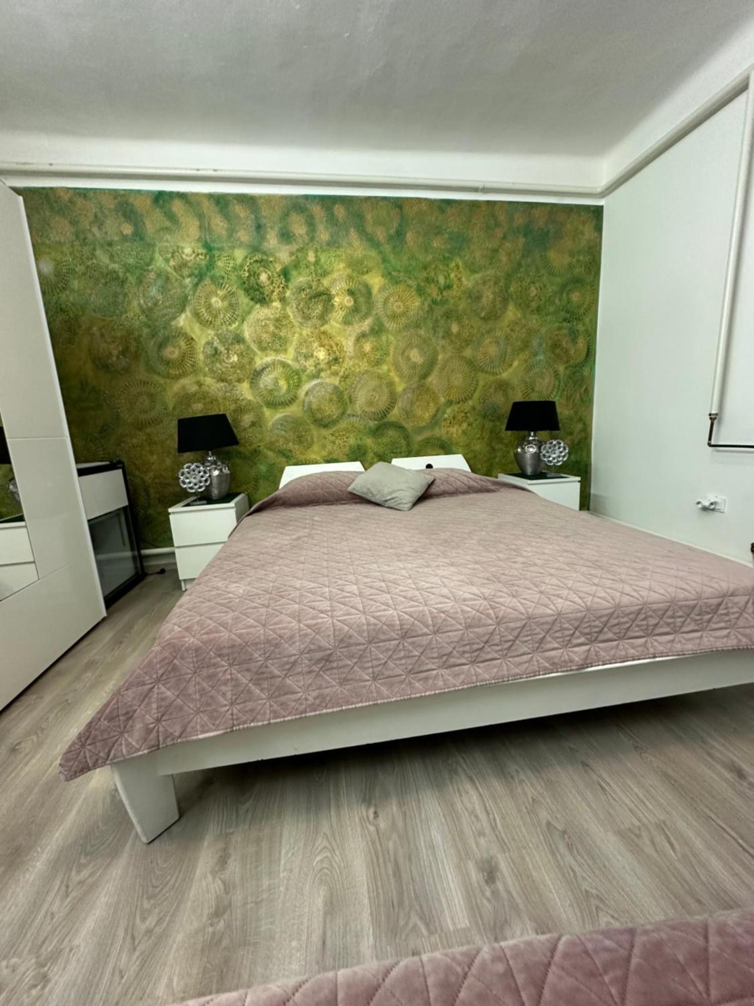 Airport17 B&B Vecses Bagian luar foto