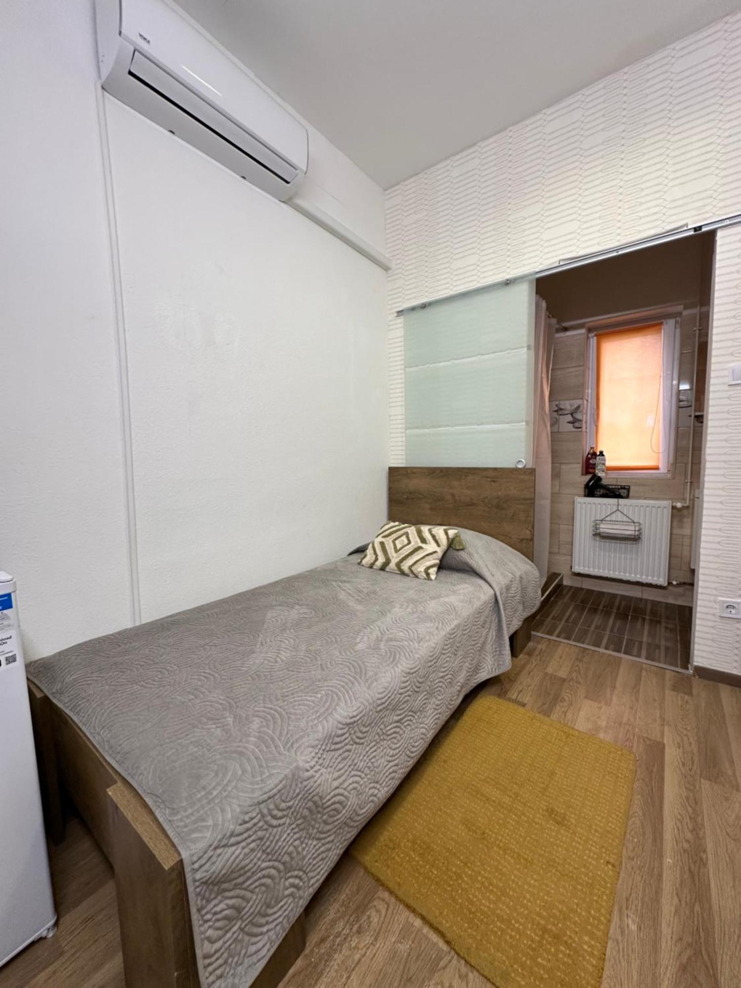 Airport17 B&B Vecses Bagian luar foto