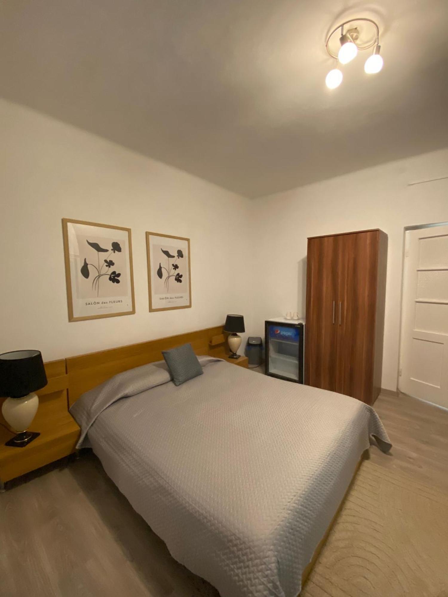 Airport17 B&B Vecses Bagian luar foto