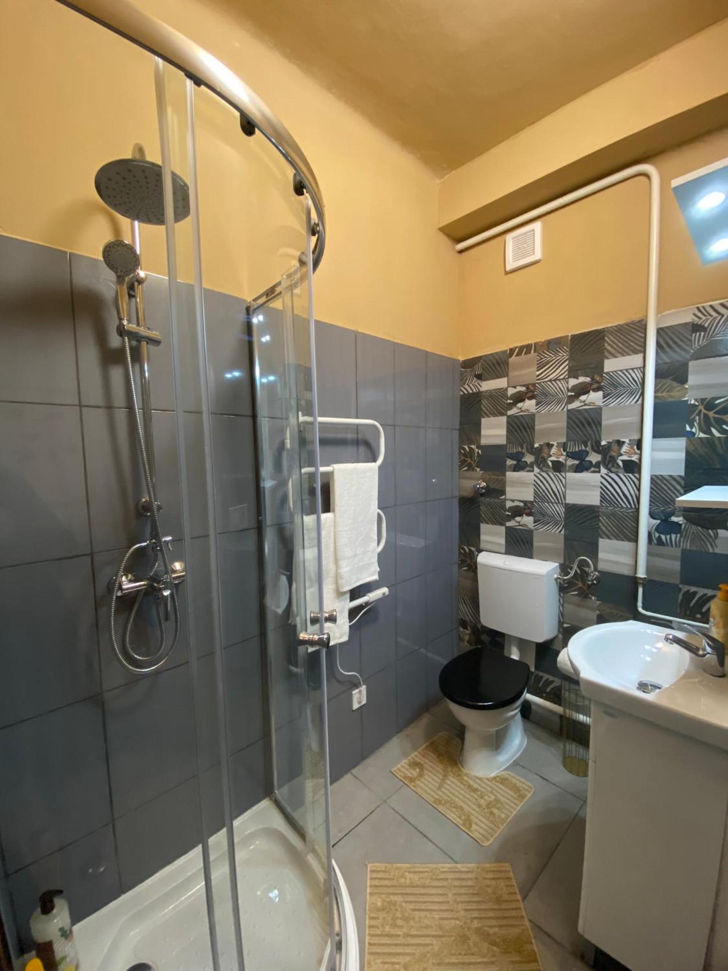 Airport17 B&B Vecses Bagian luar foto