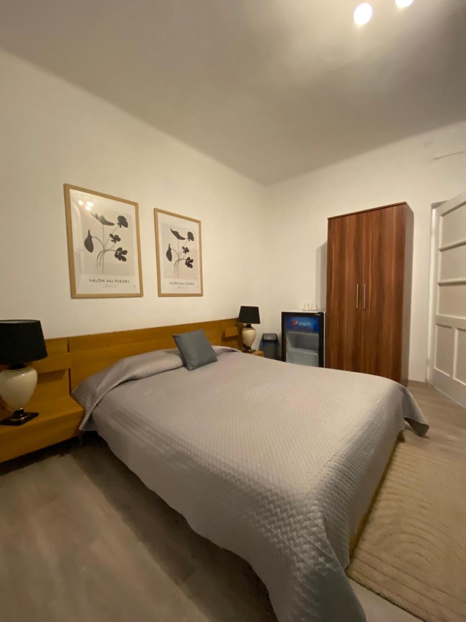 Airport17 B&B Vecses Bagian luar foto