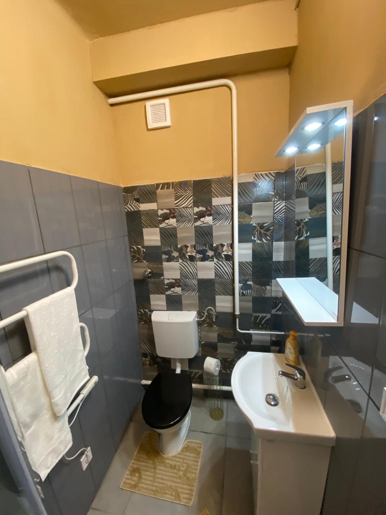 Airport17 B&B Vecses Bagian luar foto