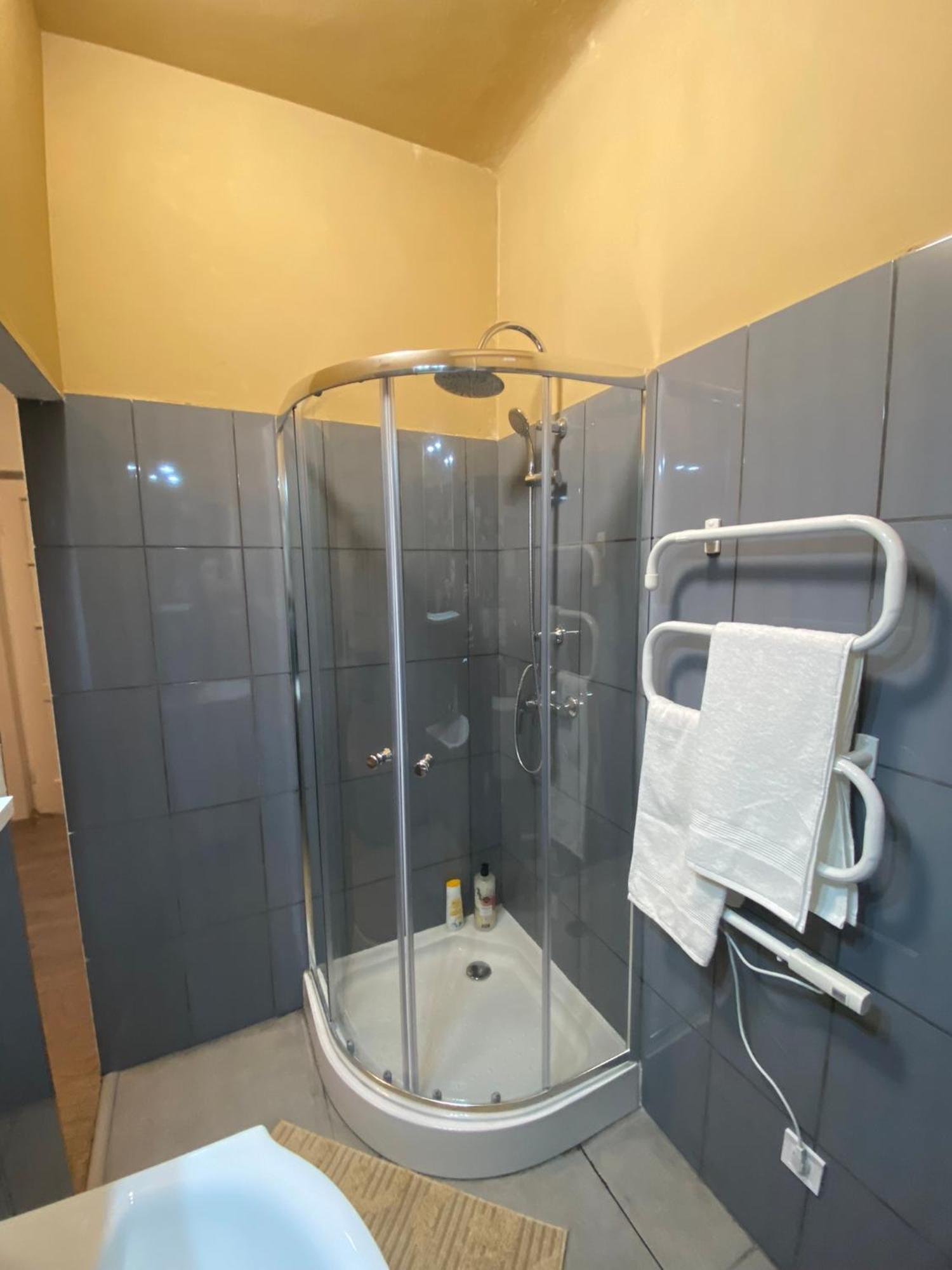 Airport17 B&B Vecses Bagian luar foto