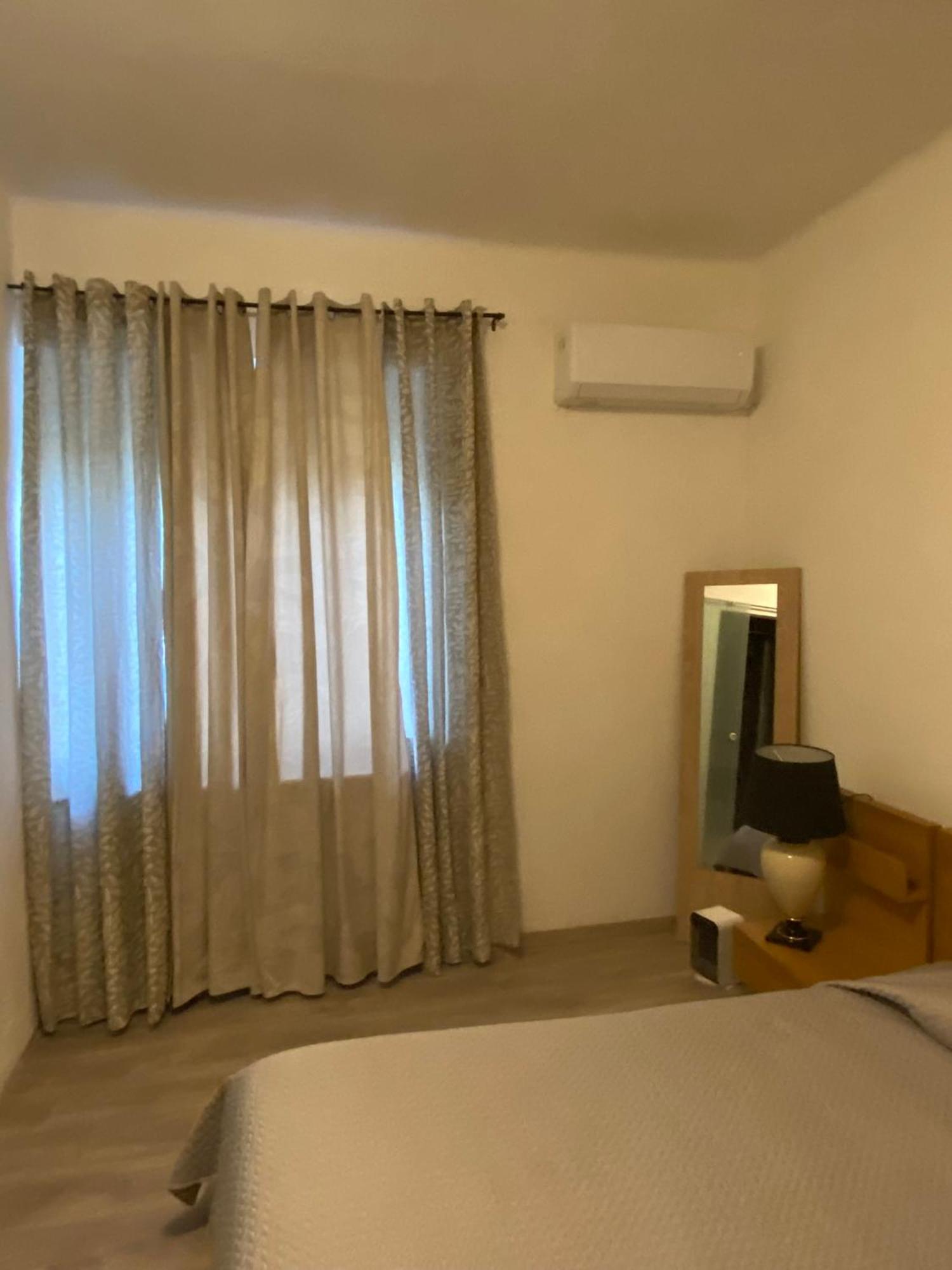 Airport17 B&B Vecses Bagian luar foto