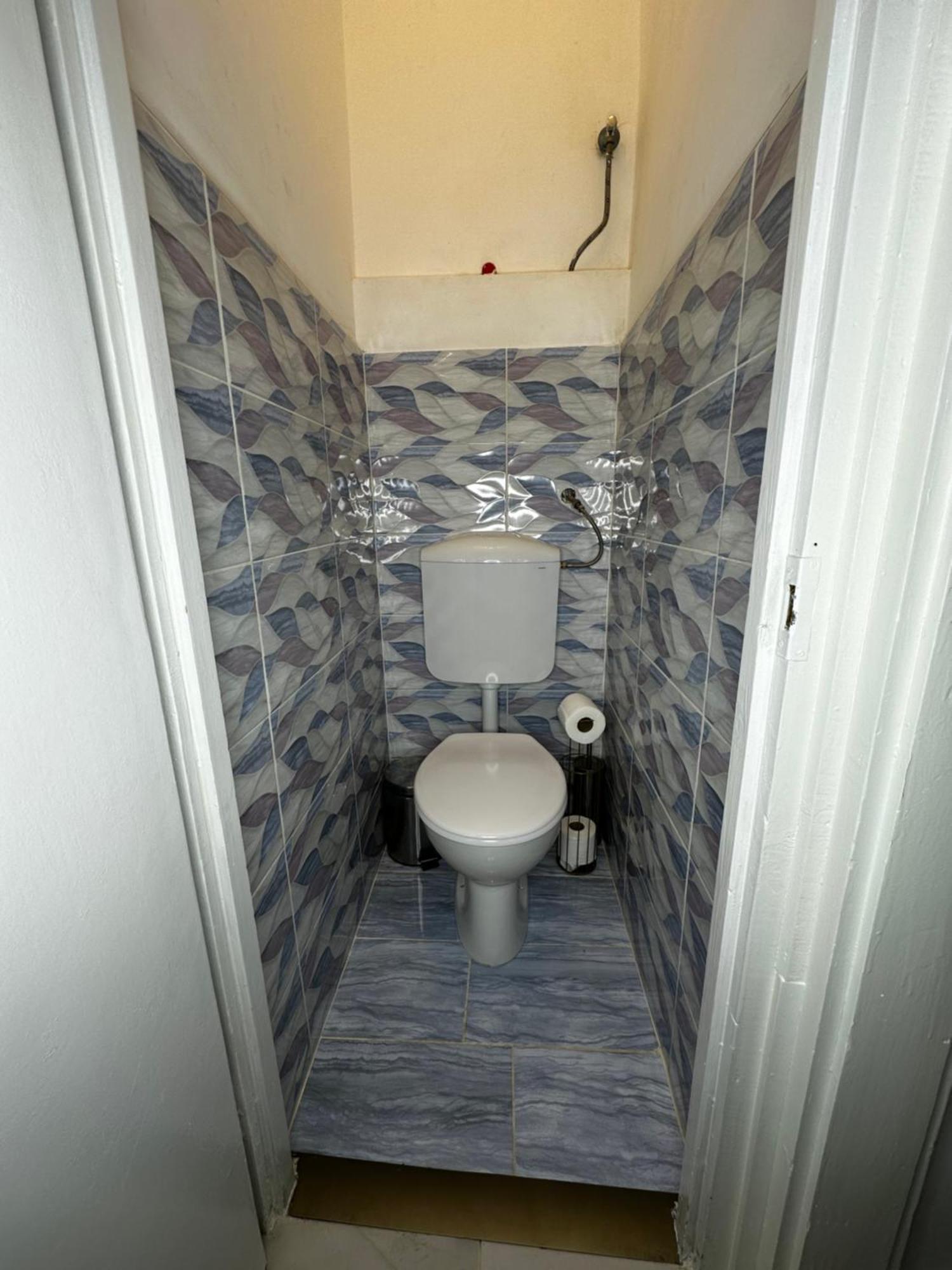 Airport17 B&B Vecses Bagian luar foto