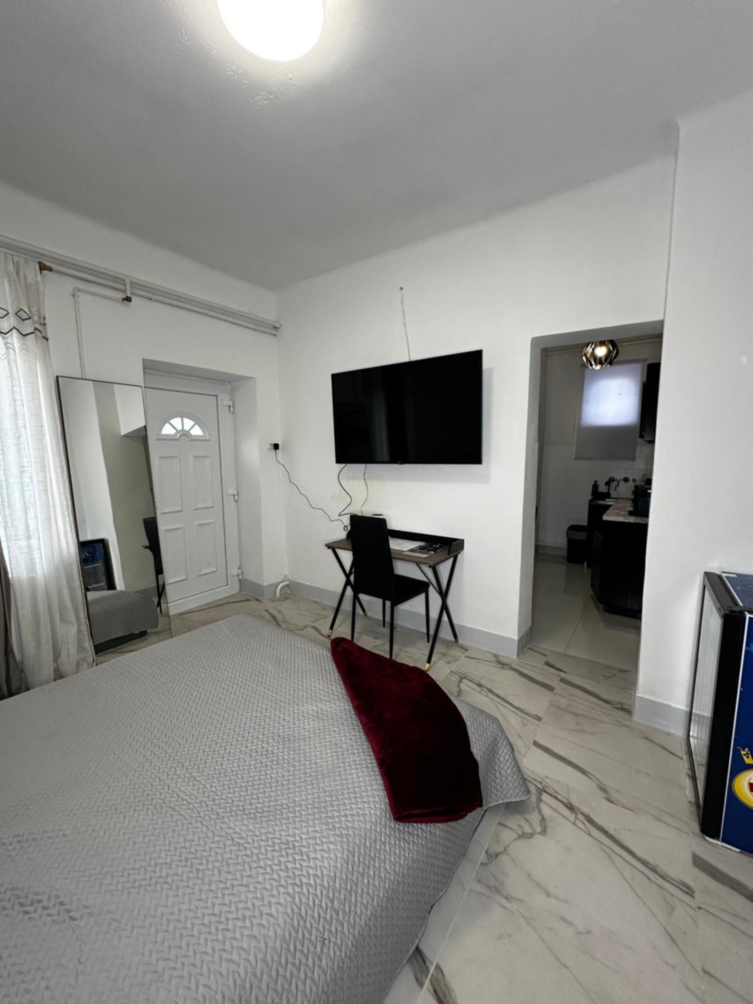Airport17 B&B Vecses Bagian luar foto