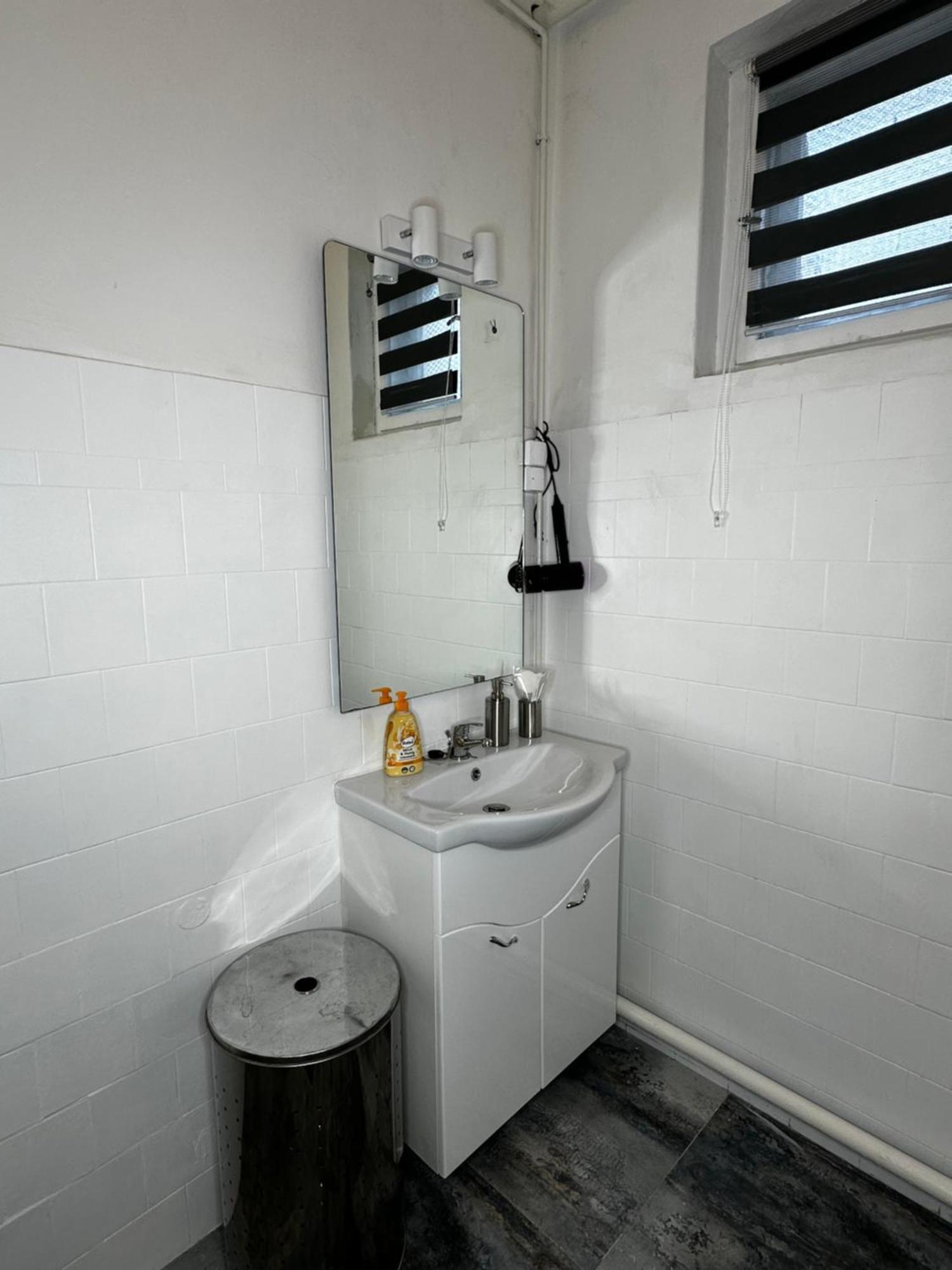 Airport17 B&B Vecses Bagian luar foto