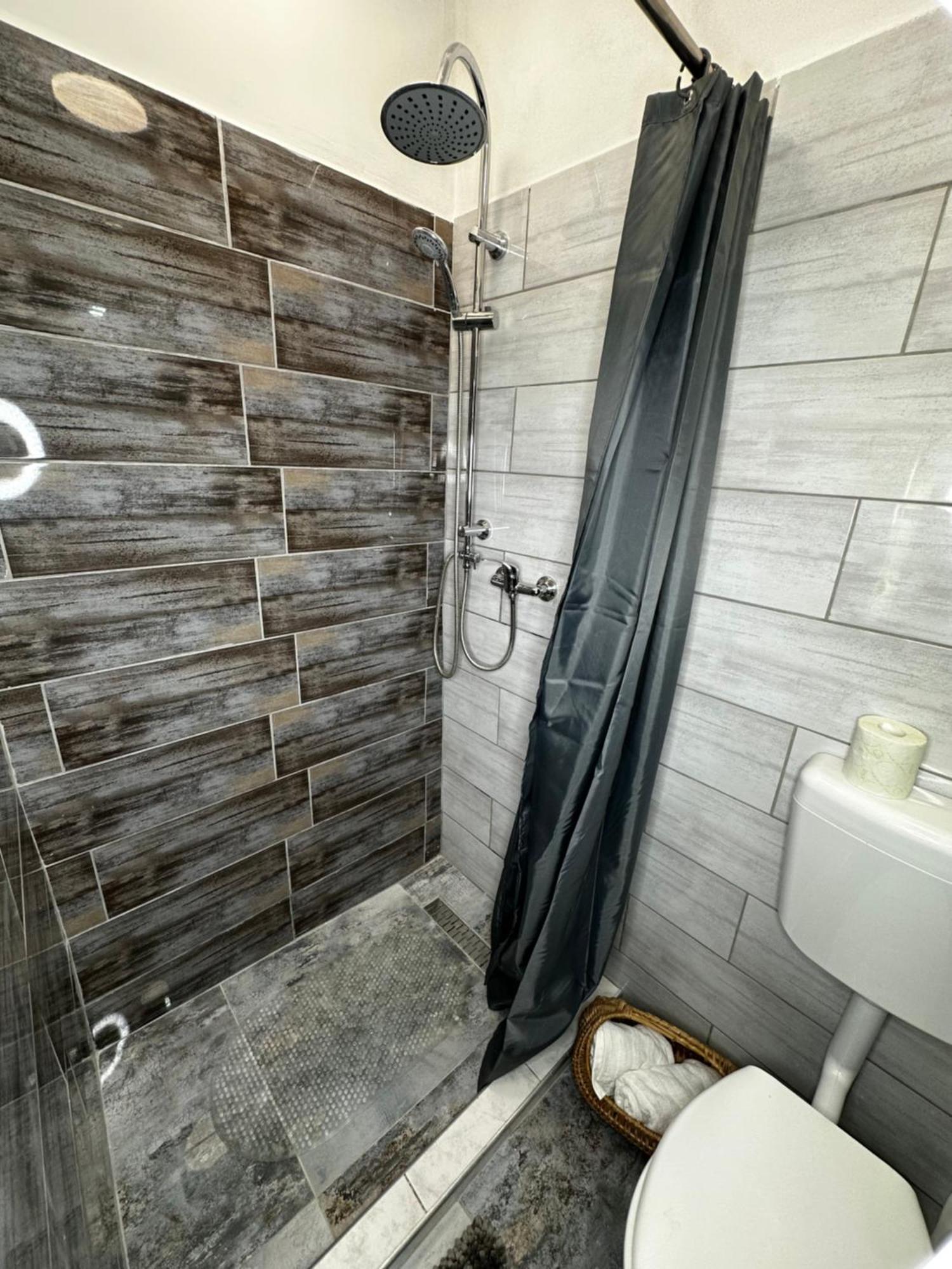 Airport17 B&B Vecses Bagian luar foto