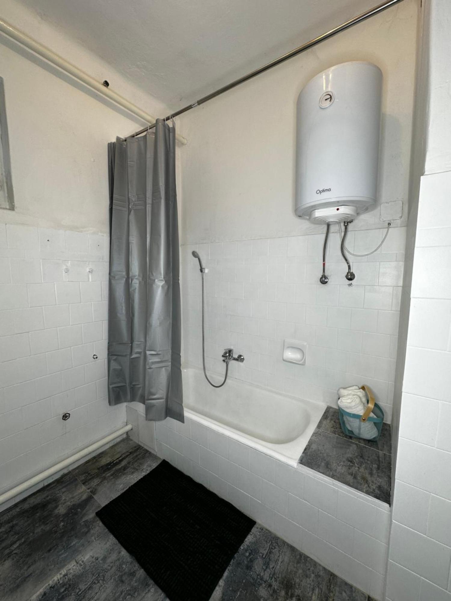 Airport17 B&B Vecses Bagian luar foto