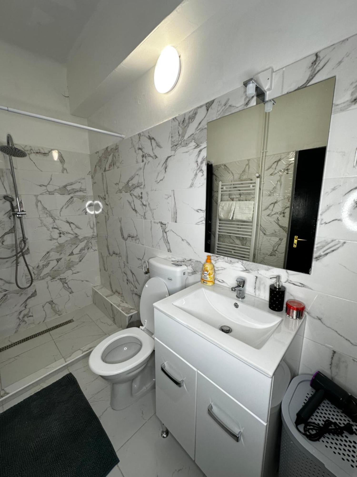 Airport17 B&B Vecses Bagian luar foto