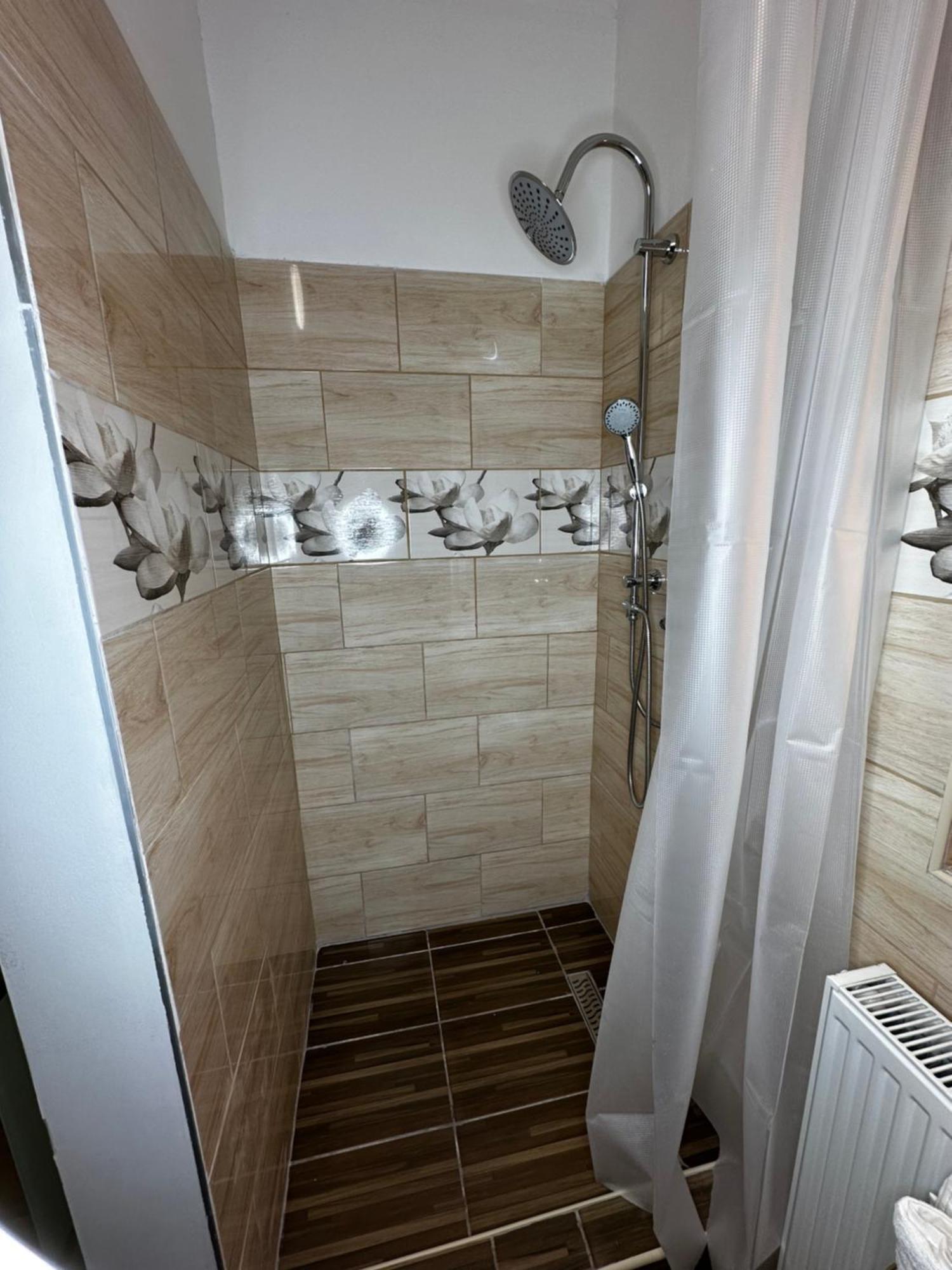 Airport17 B&B Vecses Bagian luar foto