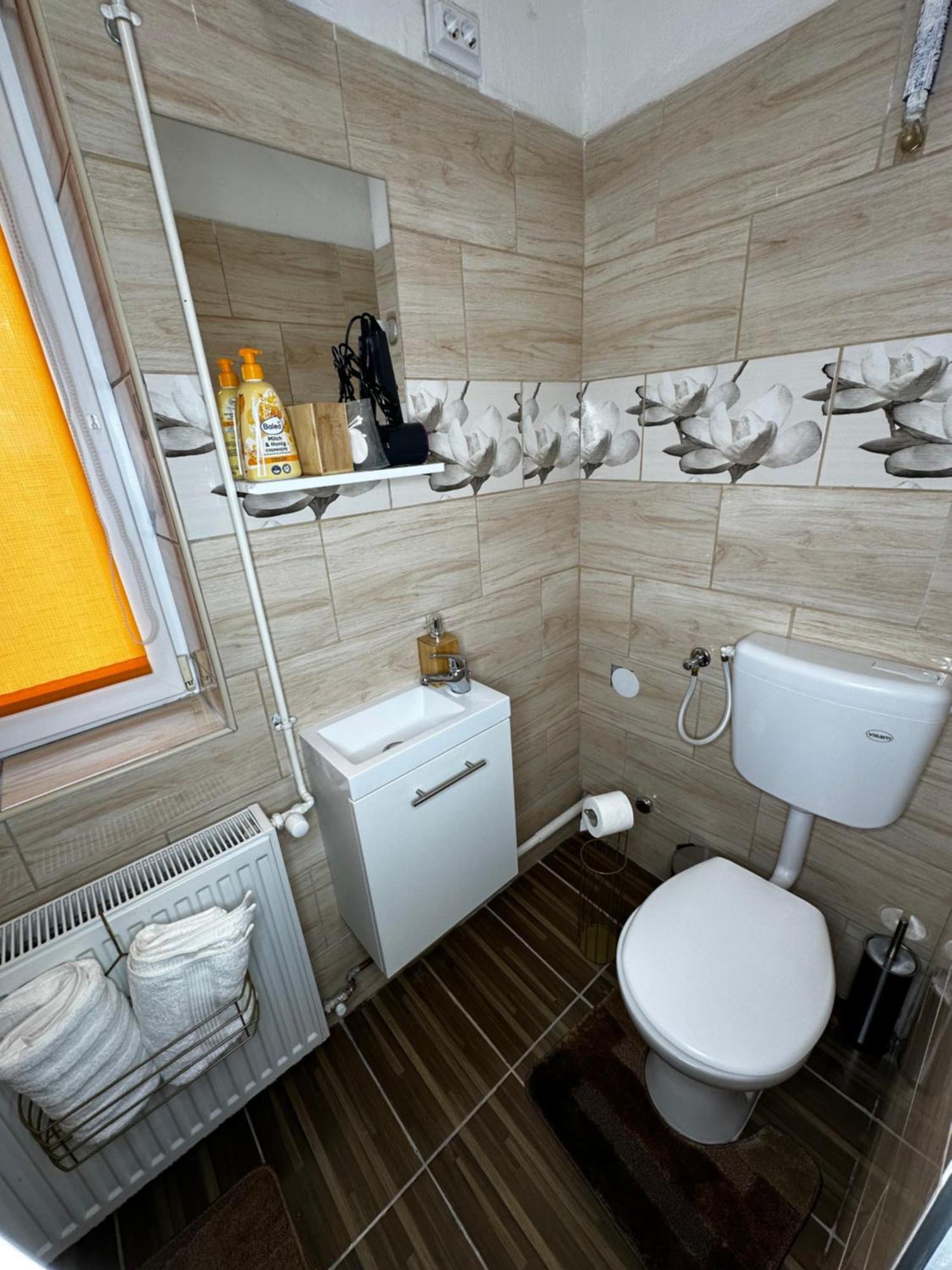 Airport17 B&B Vecses Bagian luar foto